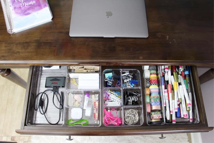 Keeping your desk space organized, doesn't have to be tricky. Follow these 6 quick and easy desk organization ideas from a professional organizer! #deskorganization #organized