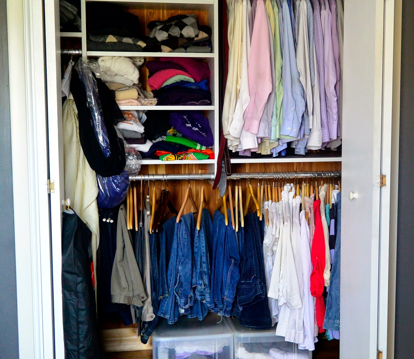 how to organize closet shelving with clothes