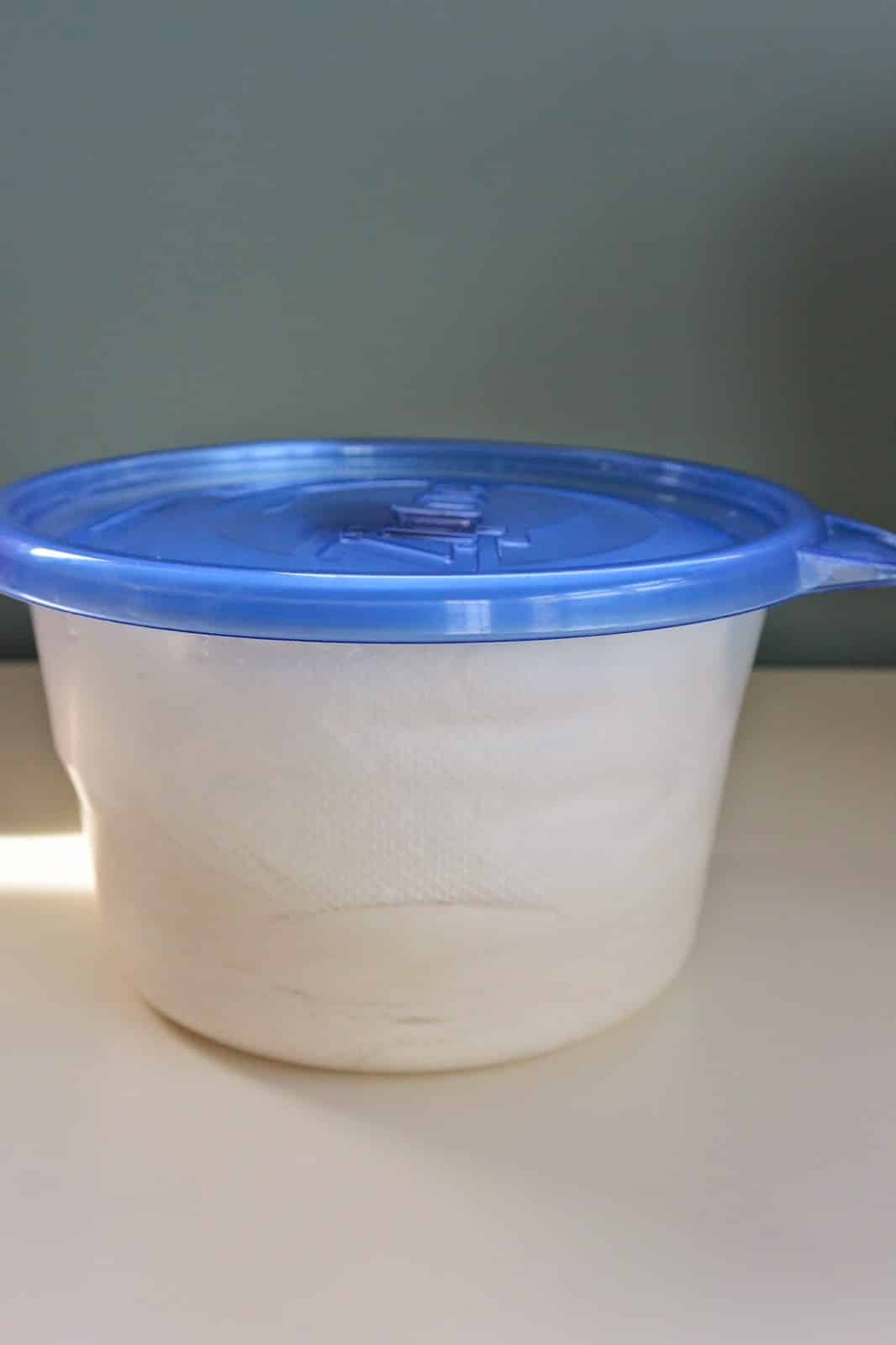 Container filled with paper towels with lid #diy #babywipes