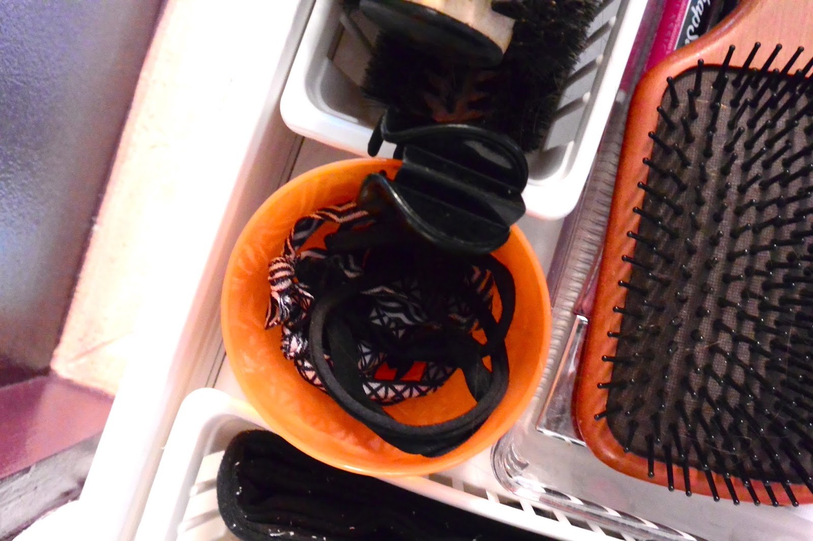 Hair ties stored in small kid's cup #drawerorganization