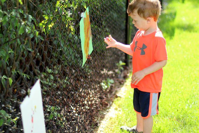 DIY Outdoor Easel For Kids - Painting