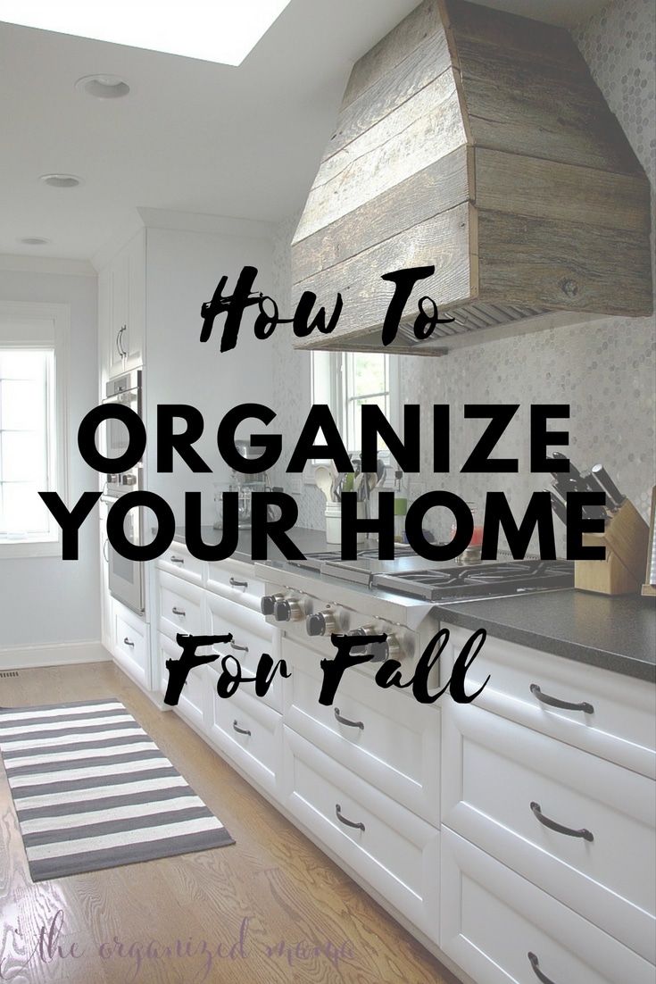 With chilly weather coming, follow these tips for ways to organize your home for fall and winter. A professional organizer breaks down easy tips such as swapping out kitchen items! #organization #howtoorganize #kitchenorganization