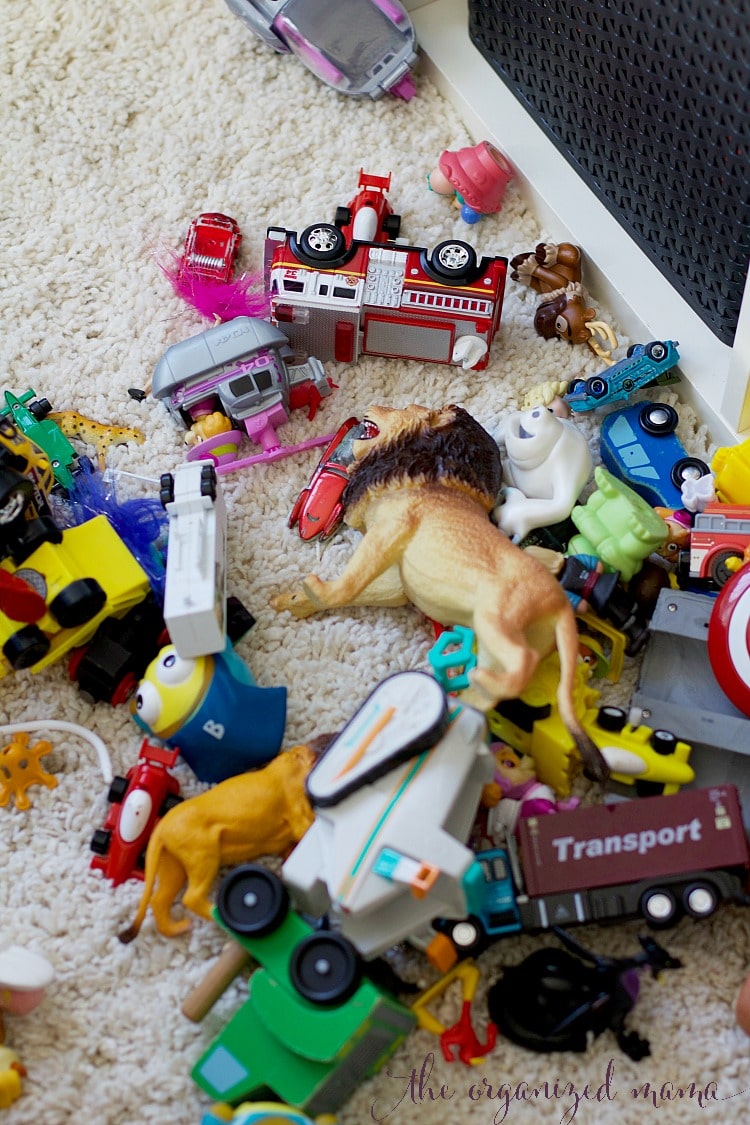 Toys taking over? Check out these 6 easy steps to declutter kids toys and keep them organized from a professional organizer! #toyorganization #kidsdecor #declutter
