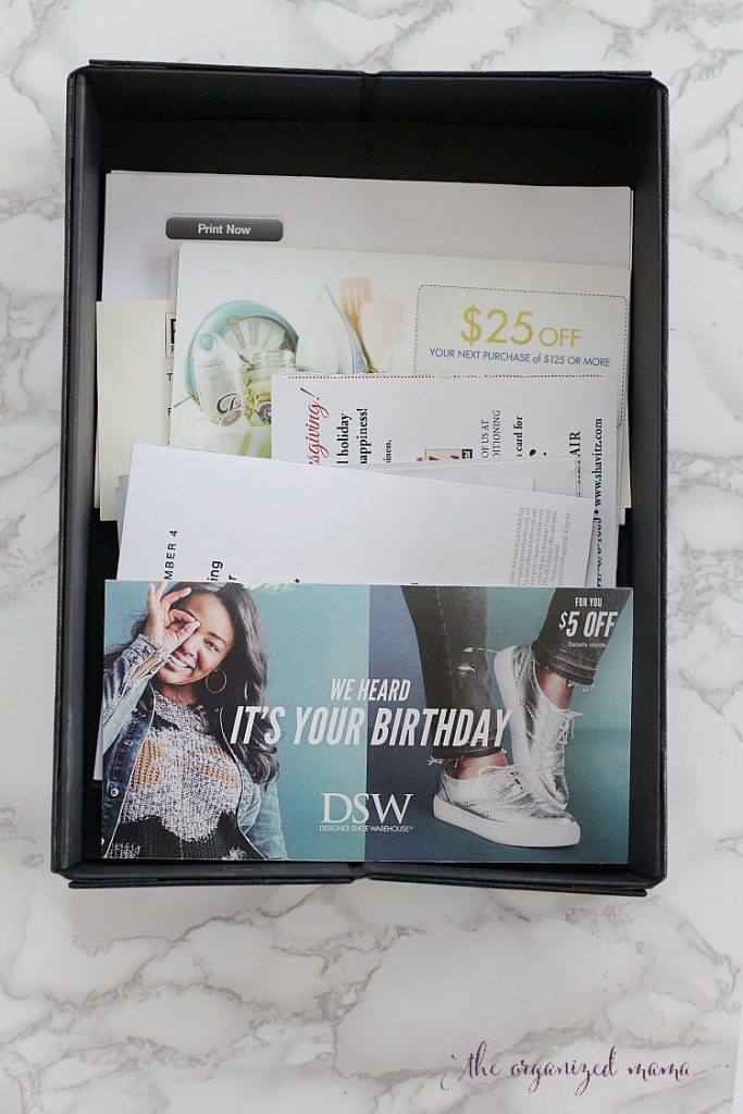 Keep your counters clear with easy paper clutter solutions from a professional organizer! She gives tips for creating paper organizer and more! #paperclutter #minimalist