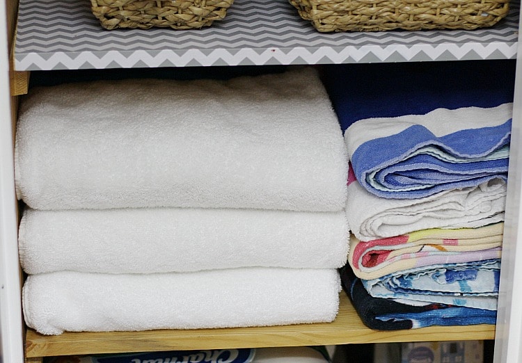 Easy tips for how to organize linen cabinets from a professional organizer. By keeping linens organized, you can find everything you need quickly and easily! #organized #linencloset
