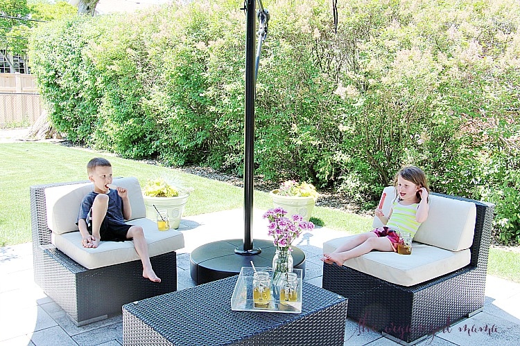 Professional organizer, The Organized Mama, shares her tips for how to organize your backyard with easy and tangible ideas that can work in any backyard space! #patio #organize