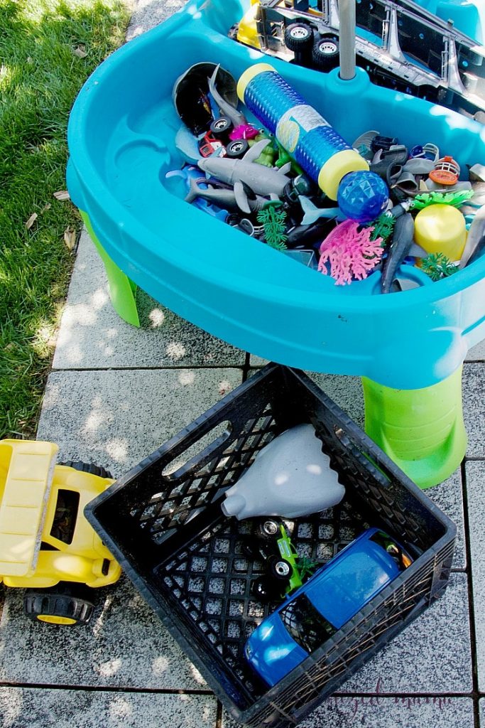 Professional organizer, The Organized Mama, shares her tips for how to organize your backyard with easy and tangible ideas that can work in any backyard space! #patio #organize #toys