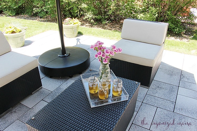 Professional organizer, The Organized Mama, shares her tips for how to organize your backyard with easy and tangible ideas that can work in any backyard space! #patio #organize